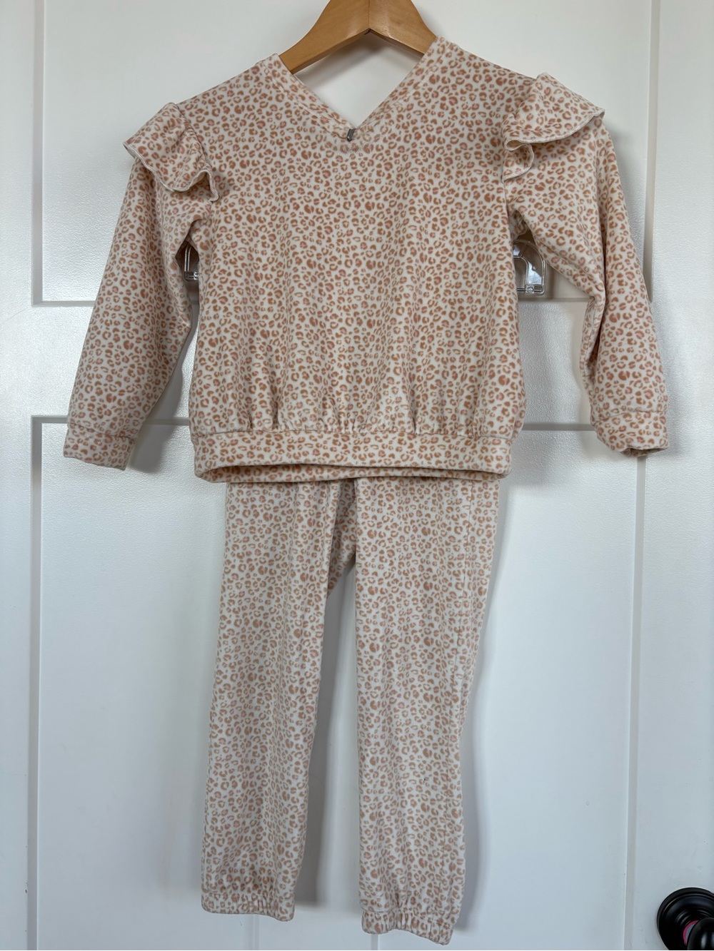 Cat & Jack Girls' Pink Leopard Print Ruffle Sweatshirt and Sweatpants Size: 5T